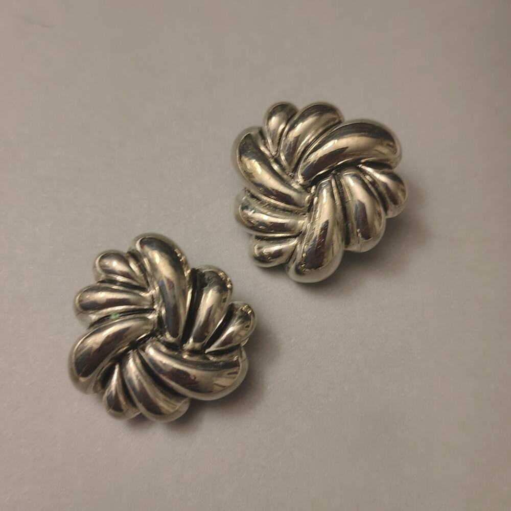 BEAUTIFUL VINTAGE OSCAR de la RENTA CLIP ON SILVERTONE EARRINGS